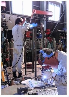 それぞれ溶接をしています