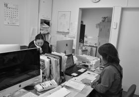 事務所風景（電話応対・事務業務）