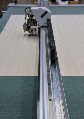 工場風景（ＦＵＧＡ 裁断機にて生地カット）