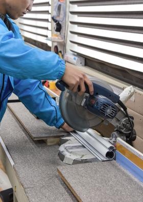 工場風景（アルミレールの裁断）