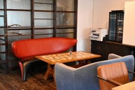 休憩時間はソファでくつろげます