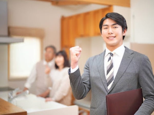 固定給＋高率歩合給制度で、努力や成果がしっかり給与に反映されます。契約1件あたりの平均契約額は約900万円。