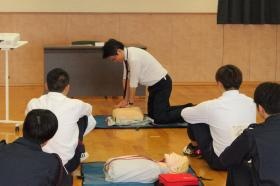 社内研修で教育を受けてから、配属先での勤務が始まります。