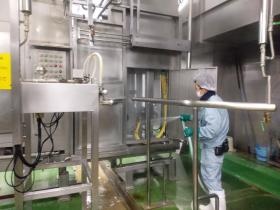 食肉生産ラインの機械清掃の様子です。