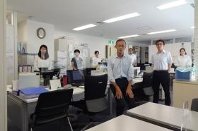 オフィス内の様子（アクリル板で仕切りを設けています）