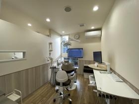 診療室 全て半個室で窓から外が見え、開放的です。