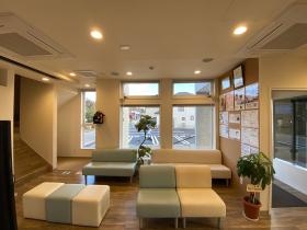 待合室 光がたくさん入る明るいスペースです。