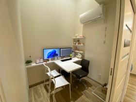 カウンセリングルーム 天井高で広い空間の完全個室です。