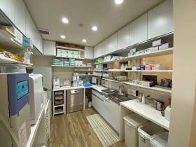 消毒滅菌室 様々な滅菌器や洗浄器を完備しています。