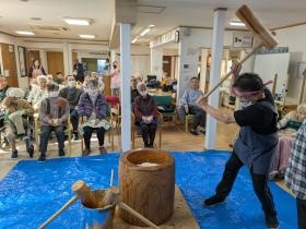 お餅つきの様子