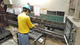 作業風景 プレス曲げ加工