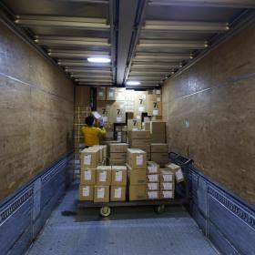 運行運転者のトラック積込（バラ積卸）の様子です。