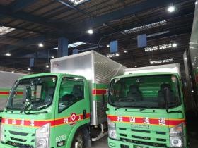 左が標準の２トントラックで、右が低短尺の２トントラックです。