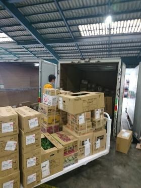 集配運転者は朝と昼などに担当エリアの荷物を積込。