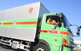 運行運転者の後退中の安全確認の様子です。