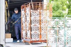 カゴ台車の積み降ろしのため、基本的に手積みはありません。