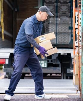 お客様の大事なお荷物を扱っているで、仕事中は常に真剣なモード