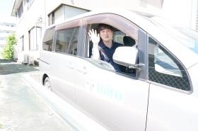 社用車による送迎あり（ミニバン）