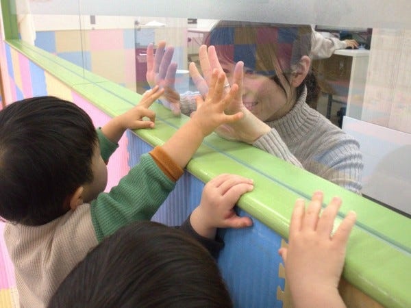 オフィスに隣接しているので、保護者も近くにいて安心です♪（写真は一例）
