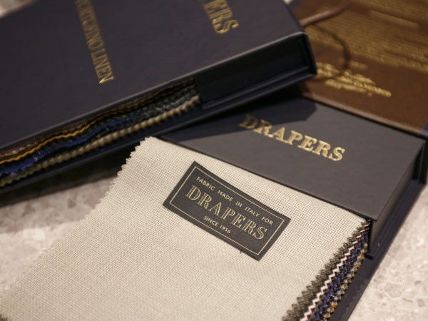 沢山の生地の中からオンリーワンのスーツができあがります