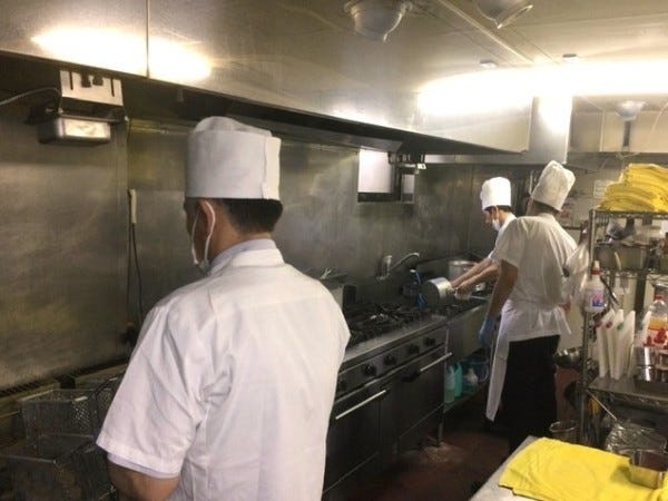 調理の作業は、作業を分担して行います。先輩が優しく指導します。