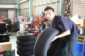 タイヤ組み換え作業