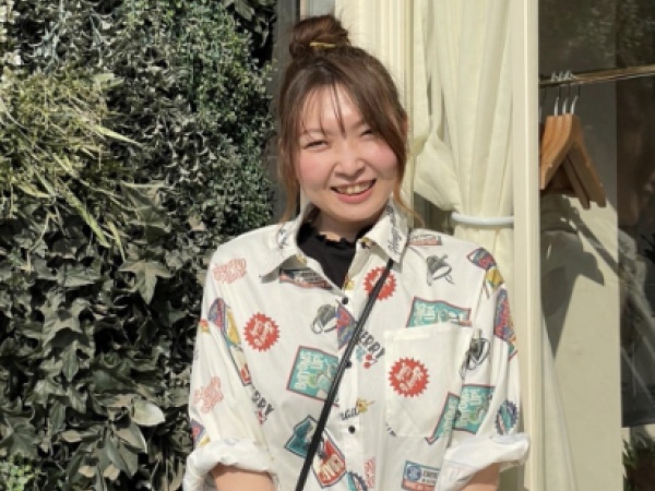 【Yui】山形出身、やぎ座のO型 人からはおっとりとした性格と言われてます。昔から髪をいじるのが大好きで理容師になりました。