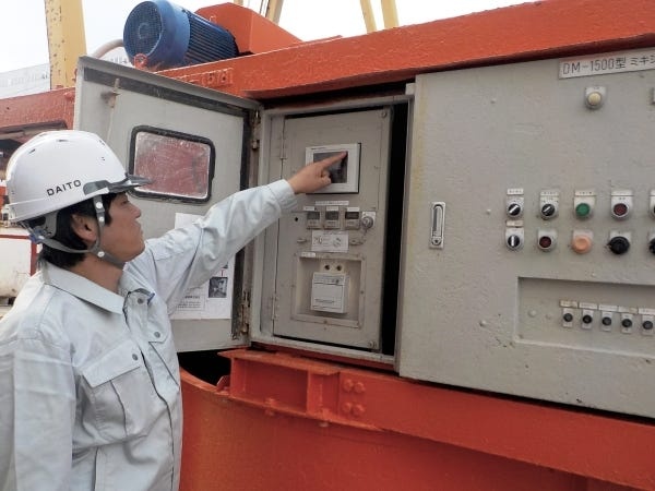 弊社の商品を確認しているところです。レンタル機械が正常に稼働するか、試運転チェックをおこないます。