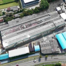 工場の航空写真です。中央がトンネル窯（１２０ｍ）です。