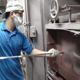 研磨施釉工程。乾燥させた製品に釉薬を掛けています。
