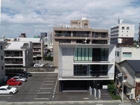 事務所外観、自動車通勤可能です