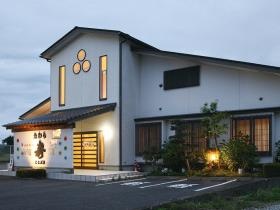 見晴らしの良い田んぼの真ん中にある創作和食・寿司店です。