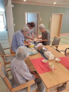 入居者様にお手伝い頂きながら昼食の盛り付けをすることも。