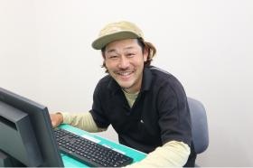 事務所内にて。