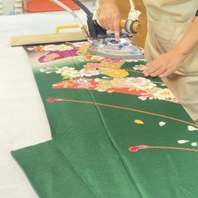 お手入れした着物をプロの匠の技でアイロン仕上げします