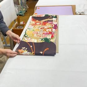 心を込めてお手入れやお仕立てした着物を、丁寧に畳みます