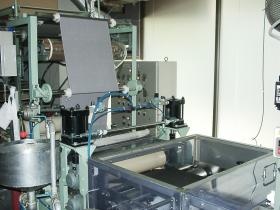 着物に撥水加工（すこやかガード）を行う機械です。