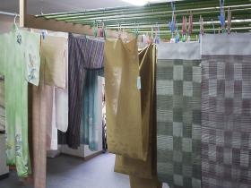 着物のドライクリーニング（丸洗い）後に、乾燥している様子です