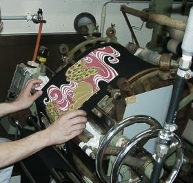 着物の仕立て前に必要な「湯のし」作業です。生地を整えます。