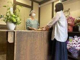 テイクアウト店おむすび屋『こめごころ』接客