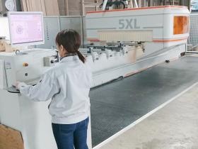 女性オペレーターが最新ＮＣ機械を操作しています