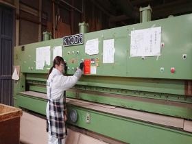 化粧単板裁断中です