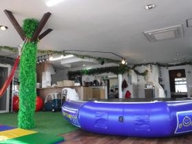 室内は緑化されています。