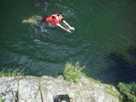 夏休みは川遊びに出かけます。