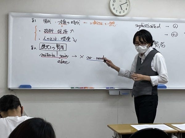 クラス人数は10名～15名です。テキストは自由作成あり、80分1コマの授業です