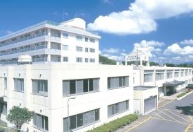 【病院外観】 広々とした敷地内に８つの病棟があります。