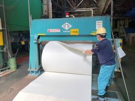 調成パルパー 断裁作業
