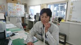 電話応対中の営業社員