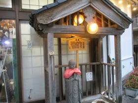 店舗脇の御利益のある地蔵様