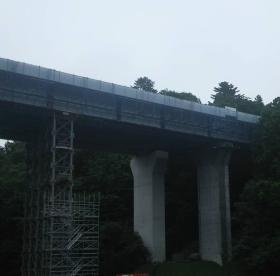 鋼橋架設工事の様子